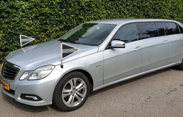 Mercedes Benz volgauto zilver